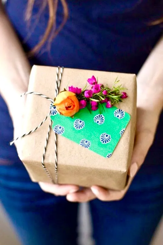 SURPRISE TREAT BOX